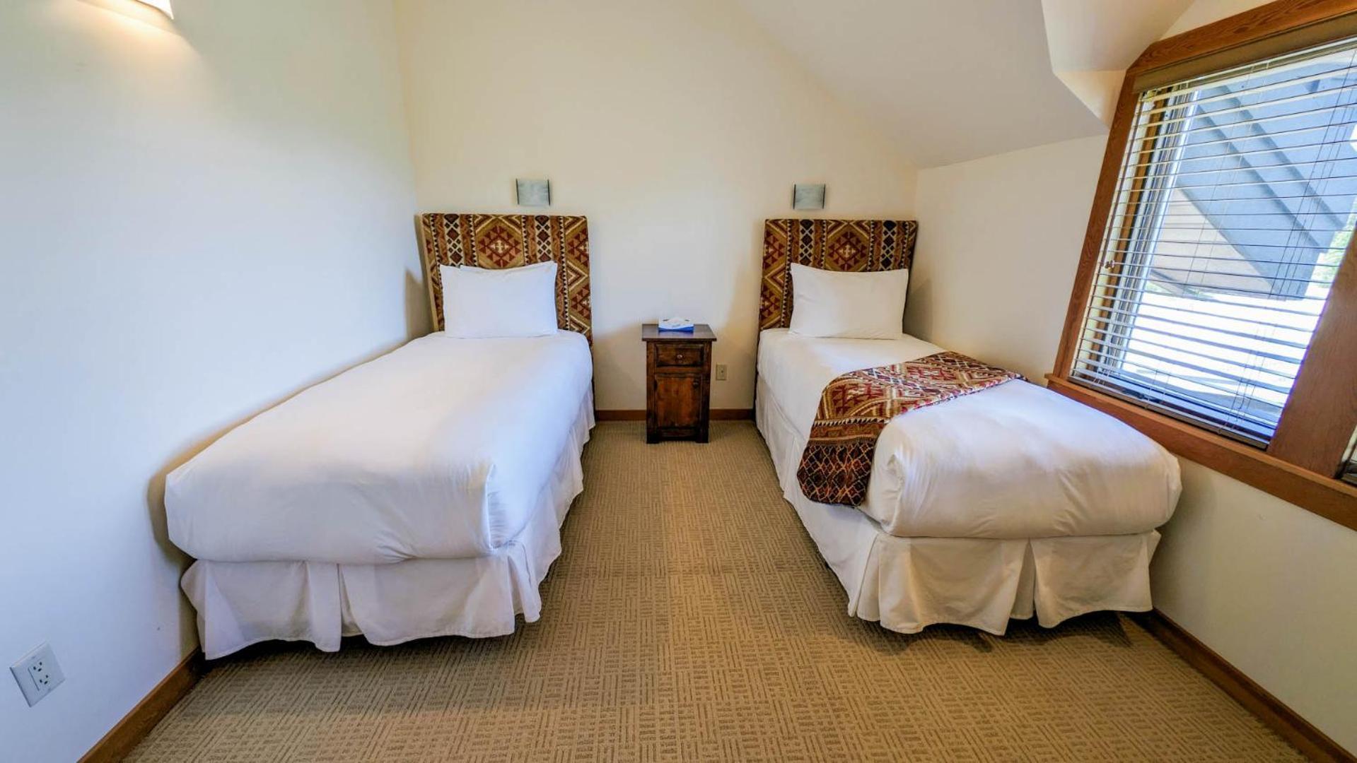 Lush Mountain Accommodations Golden Room photo