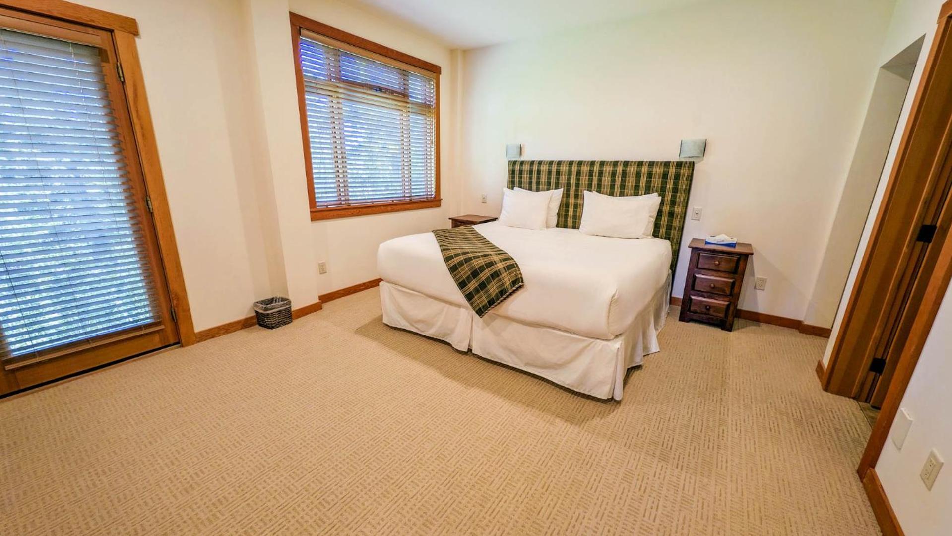Lush Mountain Accommodations Golden Room photo