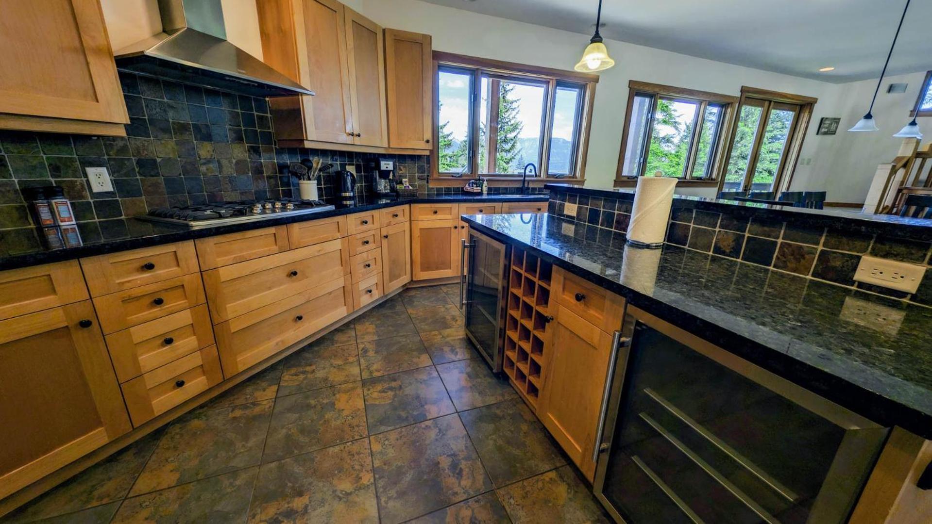 Lush Mountain Accommodations Golden Room photo