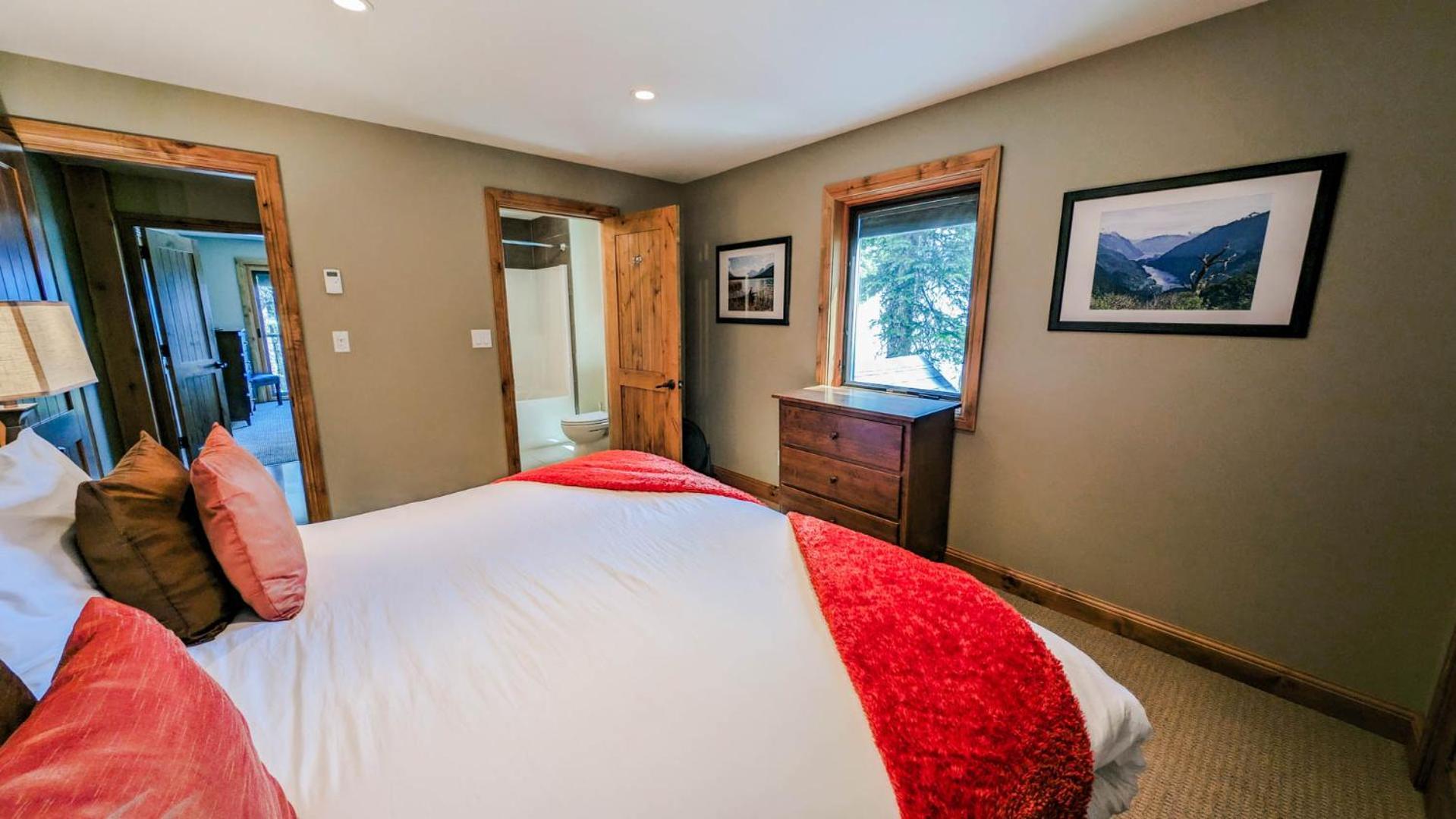 Lush Mountain Accommodations Golden Room photo