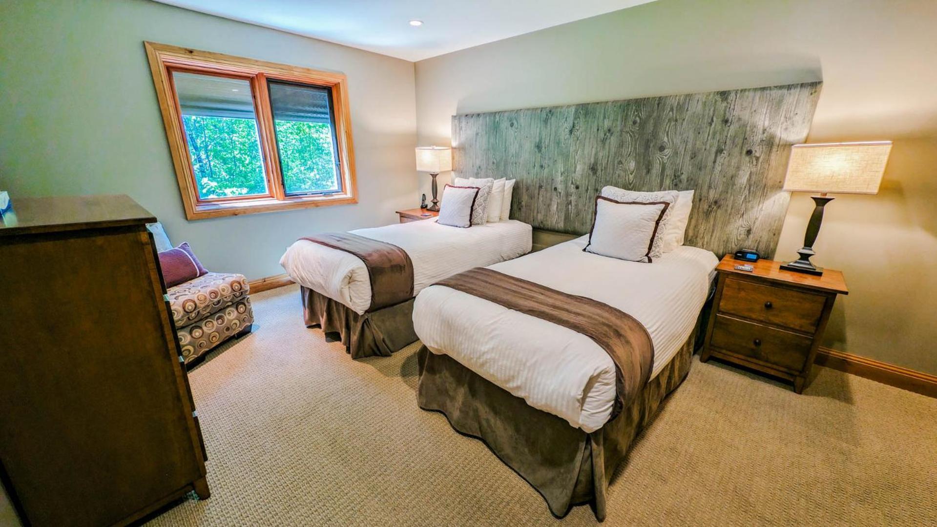 Lush Mountain Accommodations Golden Room photo