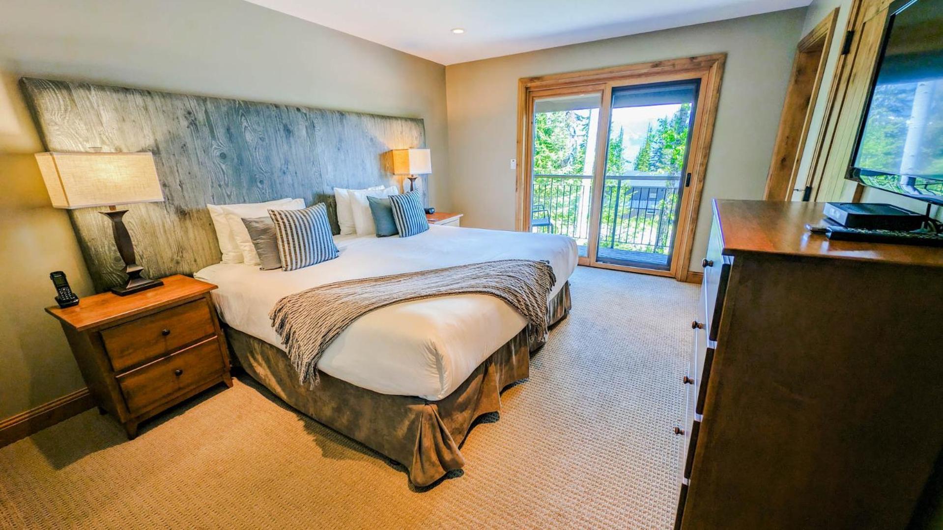 Lush Mountain Accommodations Golden Room photo