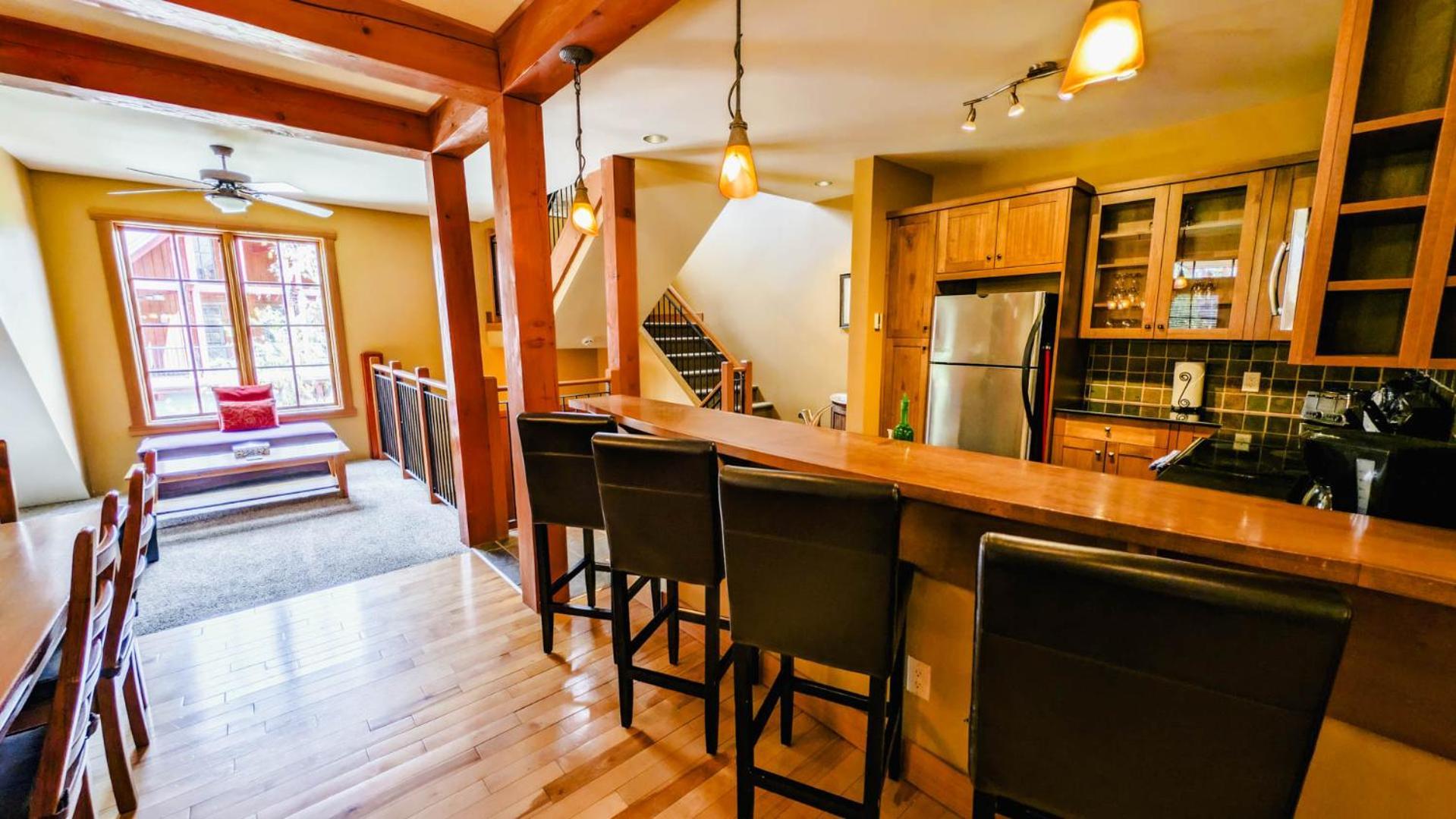 Lush Mountain Accommodations Golden Room photo