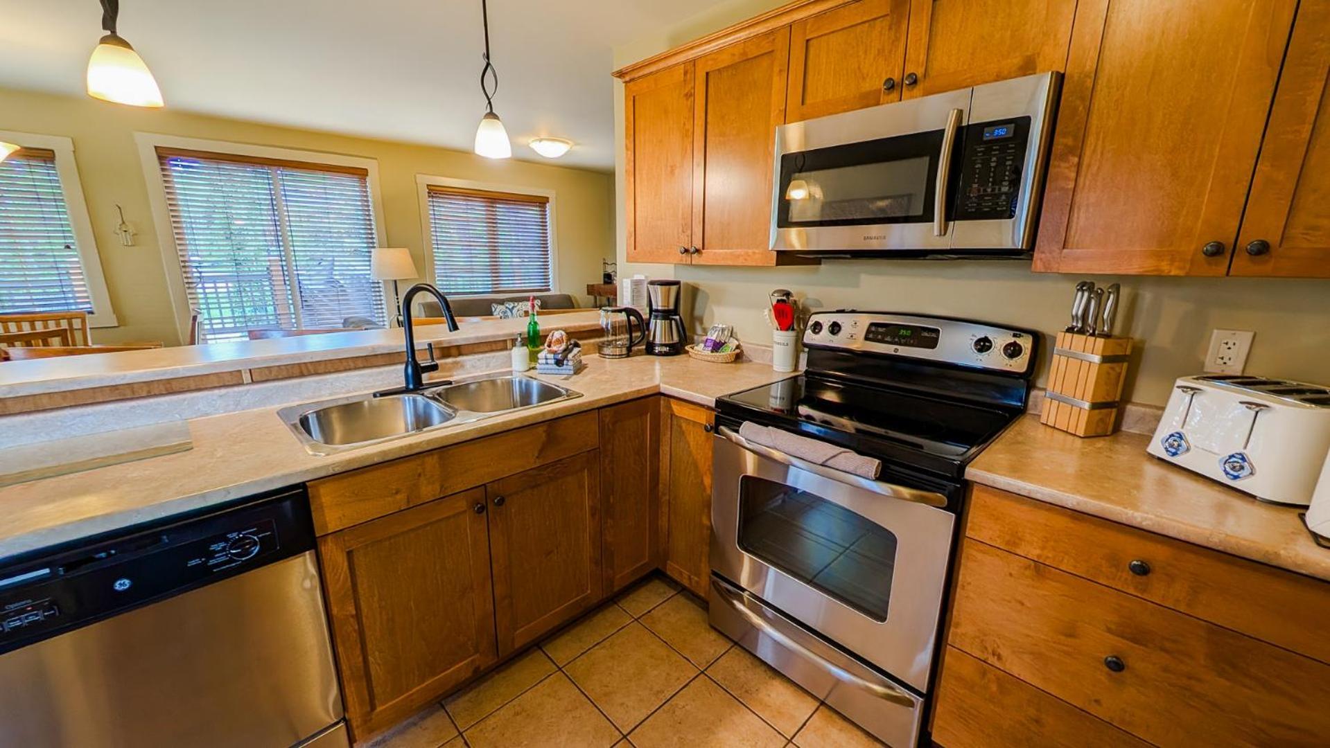 Lush Mountain Accommodations Golden Room photo